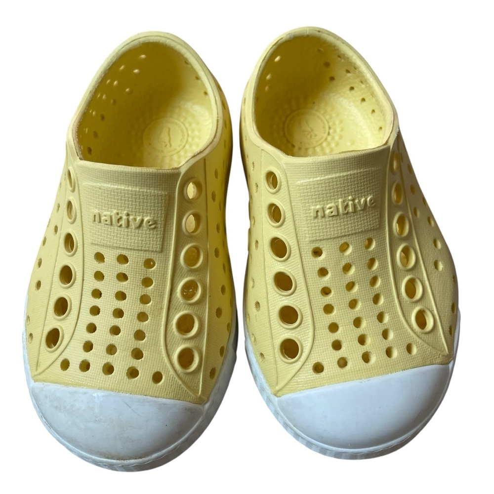 Native Jefferson Yellow Shoes Size 4‎